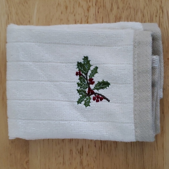 Three Piece Ivory Bath Towel Set With Trees And Holly - Picture 5 of 7